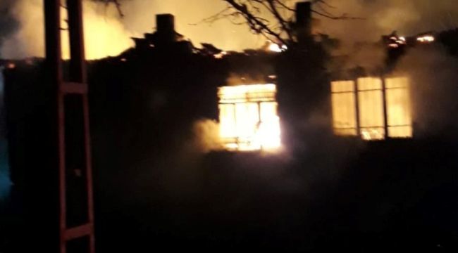 2 evin kül olduğu alevlerin arasından çıkamayan yaşlı kadın hayatını kaybetti