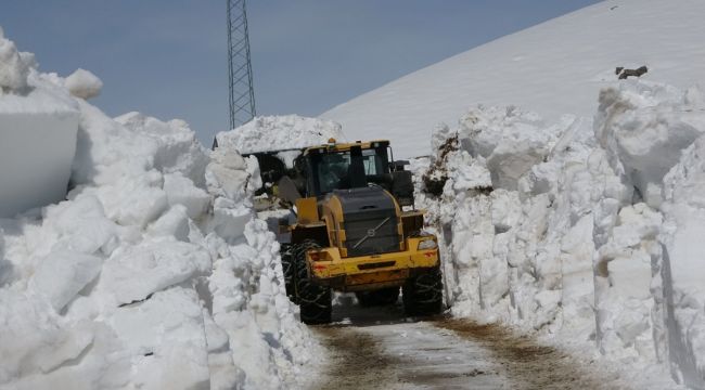 6 metreyi bulan karda yol açma mücadelesi