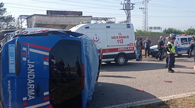 Adana'da askeri araç kaza yaptı