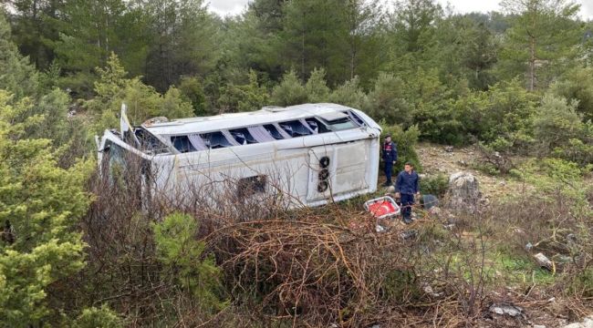 Antalya'da tur midibüsü devrildi