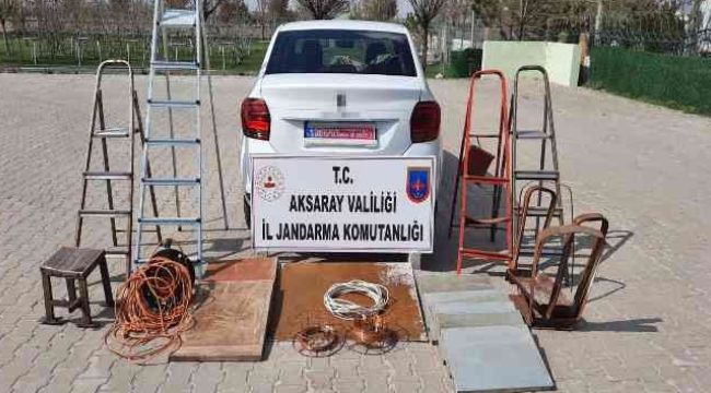 Aracının plakalarına “Evleniyoruz, Mutluyuz" yazıp hırsızlık yaparken yakalandı