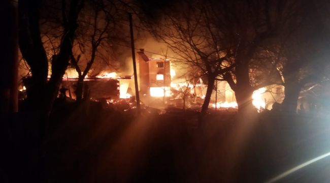 Artvin'de köy evinde çıkan yangında 1 kişi hayatını kaybetti