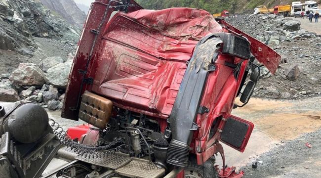 Artvin'de yamaçtan kopan dev kaya kamyonu hurdaya çevirdi