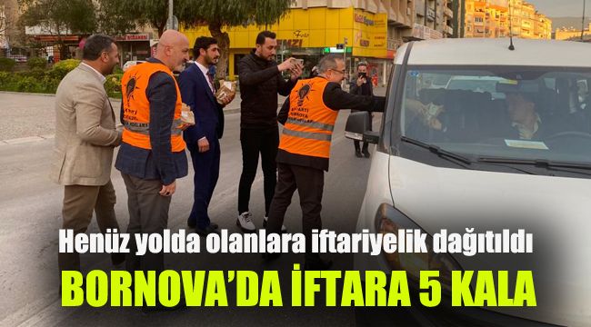 Bornova'da iftara 5 kala henüz yolda olanlara iftariyelik dağıtıldı