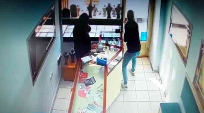 Boş anından yararlandığı kuyumcunun vitrinindeki bileziği çalıp kaçan hırsız kamerada