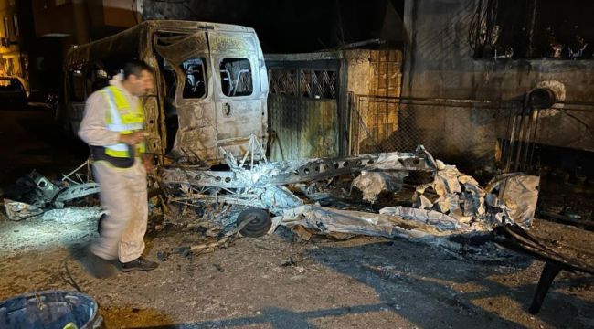 Bursa'da 2 kişinin öldüğü uçak kazasında kaza kırım ekibinin incelemesinin ardından enkaz sokaktan kaldırıldı