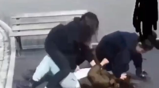Bursa'da genç kıza tekme ve yumruklarla saldırdılar