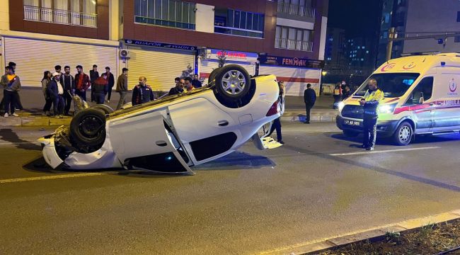 Diyarbakır'da kavşakta kontrolü kaybedilen otomobil takla attı