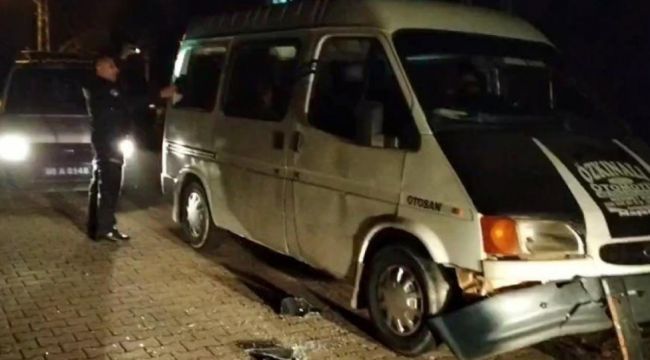 'Dur' ihtarına uymayan plakasız minibüs, polis otosuna çarparak durduruldu