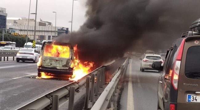 E-5'te seyir halinde yanan araç küle döndü