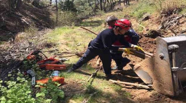 Edremit'te devrilen traktörün altında kalan kadın hayatını kaybetti