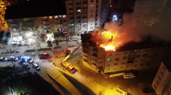 Elazığ'da geceyi gündüze çeviren bina yangını