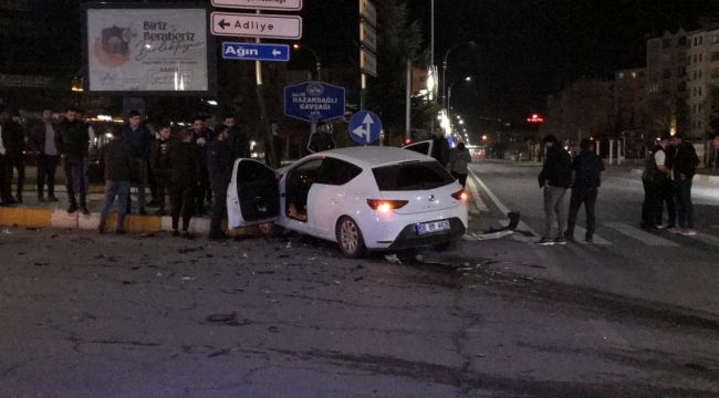 Elazığ'da iki otomobil çarpıştı