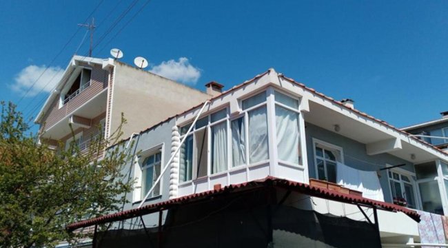 Eşini dinlemedi, çatıdan aşağıya düştü