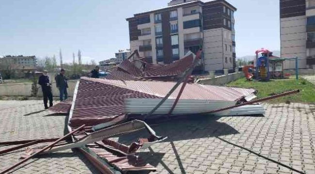 Fırtına binanın çatısını uçurdu, 3 araç hasar gördü