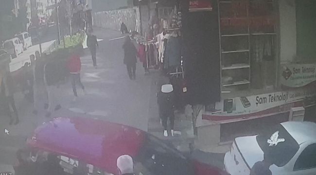 Fren yerine gaza basınca iki gence çarptı