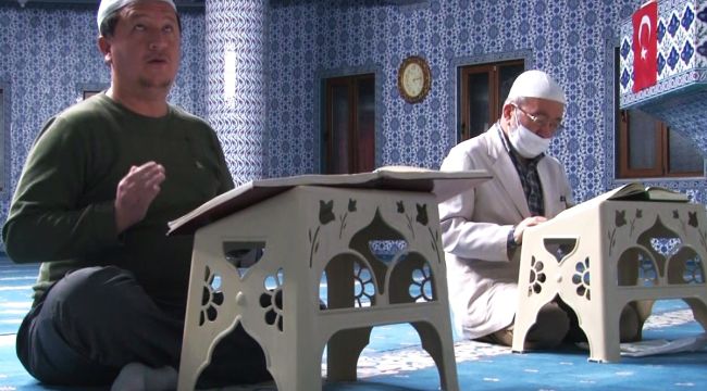 Göremediği Kur'an-ı Kerim'i parmak uçlarıyla okuyup hatim ediyor