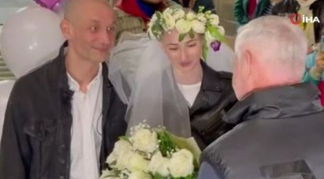 Harkov'da sığınak olarak kullanılan metro istasyonunda bir çift dünya evine girdi