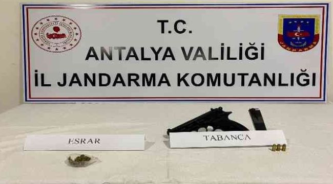 Jandarma tehdit olayı için gittiği evde uyuşturucu ve silah buldu