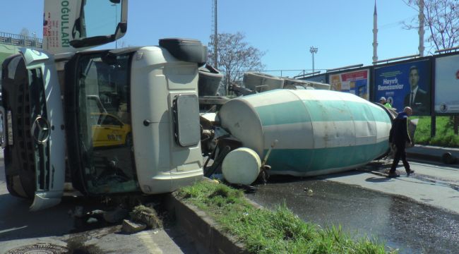 Kartal'da virajı alamayan beton mikseri yola devrildi