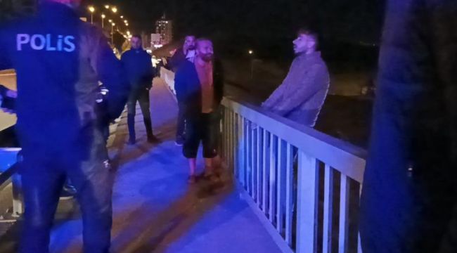 Kız arkadaşı ile tartışıp köprüye çıkan genç ekiplere zor anlar yaşattı