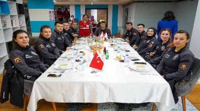 Kızılay'dan Polis Haftası'na özel jest