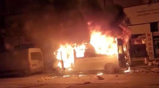 Kontağın çevrilmesiyle transit bir anda patlayıp alev topuna döndü