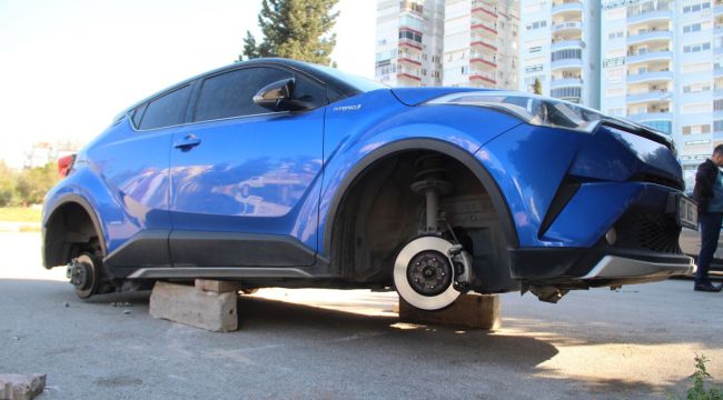 Lüks aracın 4 lastiğini çalıp, kaldırım taşı üzerinde bıraktılar