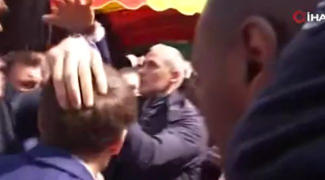 Macron'a domatesli saldırı