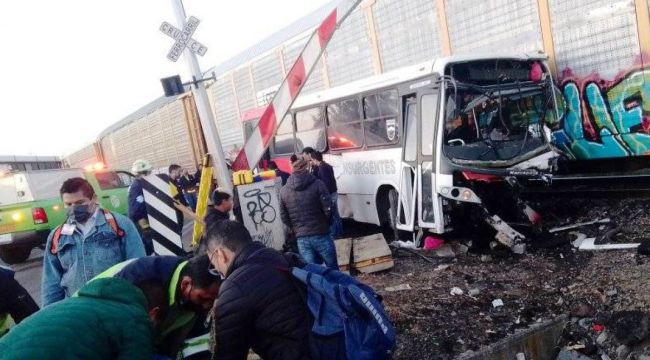 Meksika'da tren yolcu otobüsüne çarptı