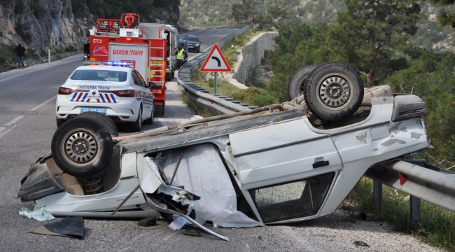 Mersin'de freni patlayan otomobil bariyere çarpıp takla attı