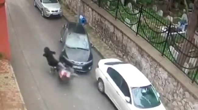 Motosiklet ile otomobil kafa kafaya çarpıştı