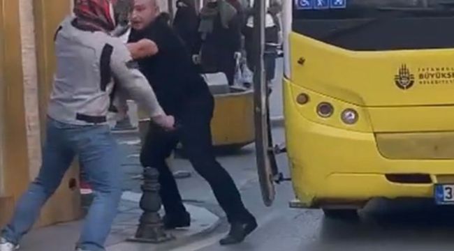 Motosikletli sürücü, elindeki bıçakla İETT otobüsü şoförüne saldırdı