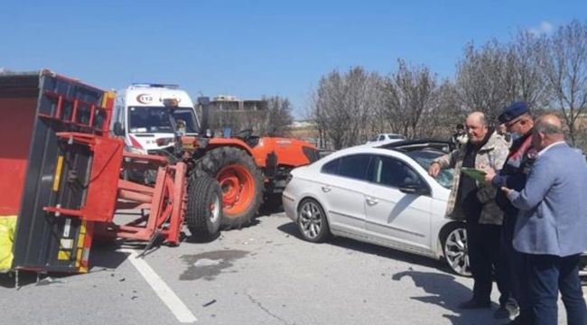 Otomobil traktöre çarptı