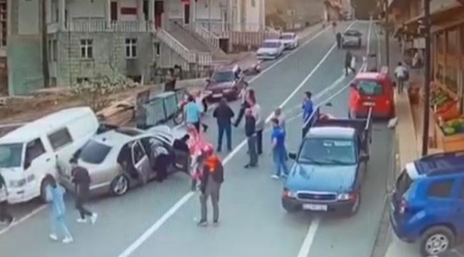 Rize'de yola atlayan motor sürücüsü 3 araçlı zincirleme kazaya sebep oldu