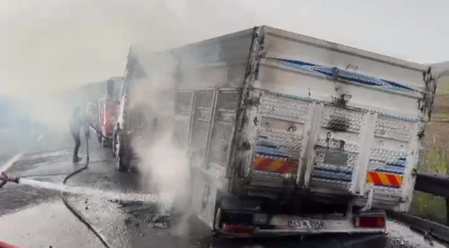 Tarsus'ta soda yüklü kamyonda yangın