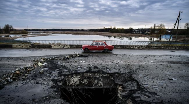 Ukraynalılar, saldırılarda çukur oluşan Makariv Köprüsünü kullanmaya devam ediyor
