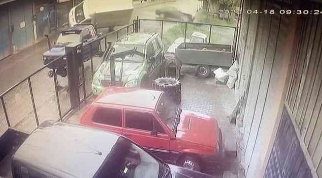 Ümraniye'de otomobil ile kamyonet çarpıştı