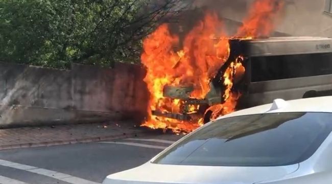 Ümraniye'de park halindeki servis minibüsü alev alev yandı