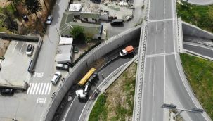Virajı alamayan hafriyat kamyonu devrildi, bir kişi yaralandı
