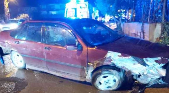 Yağmurlu yolda virajı alamayarak duvara çarptı