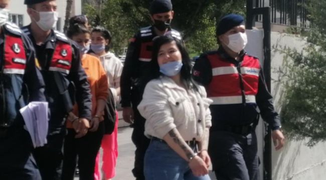 Yerlerde sürükleyip tekme tokat dövdü, adliyeye çıkarılırken gülücükler saçtı