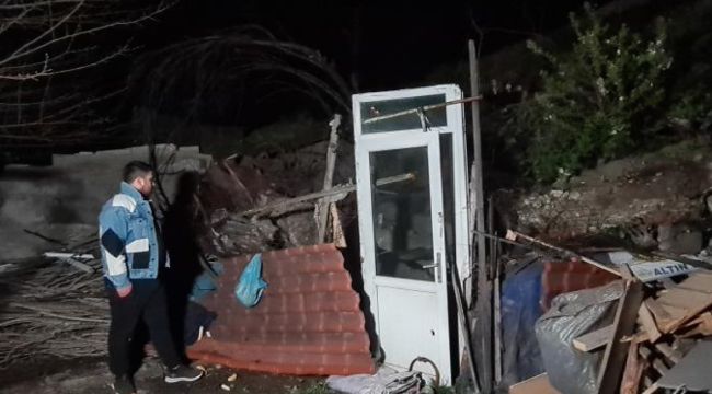 Yıkılan istinat duvarı sebebiyle bir ev tahliye edildi