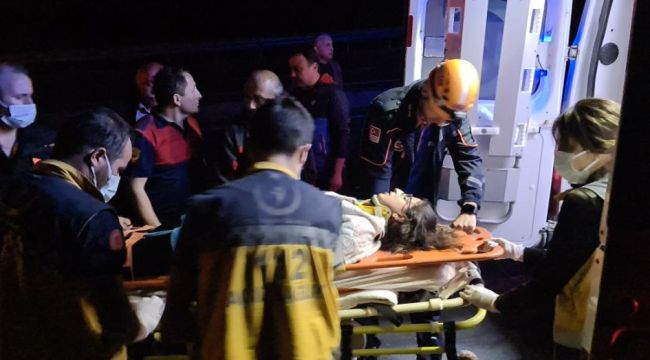 Yoldan çıkan otomobil karşı şeride geçip bariyerlere saplandı