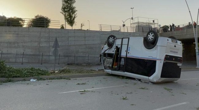 Adana'da feci kaza! Dolmuş, alt geçide düştü