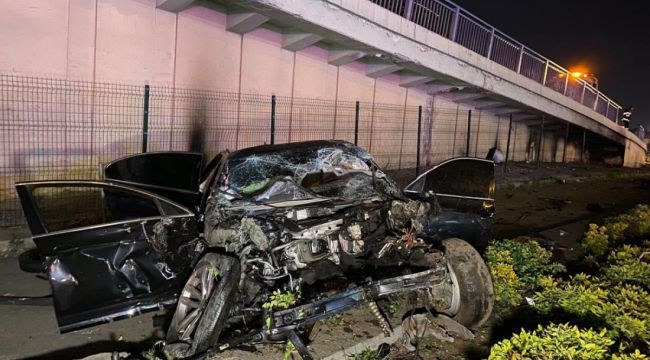 Alkollü halde kullandığı otomobili ile köprü demirlerini kırarak aşağı uçtu