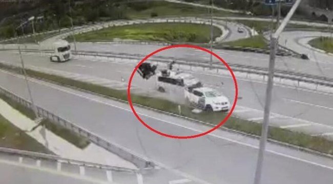 Amasya’da minibüs emniyet şeridindeki pikaba çarptı