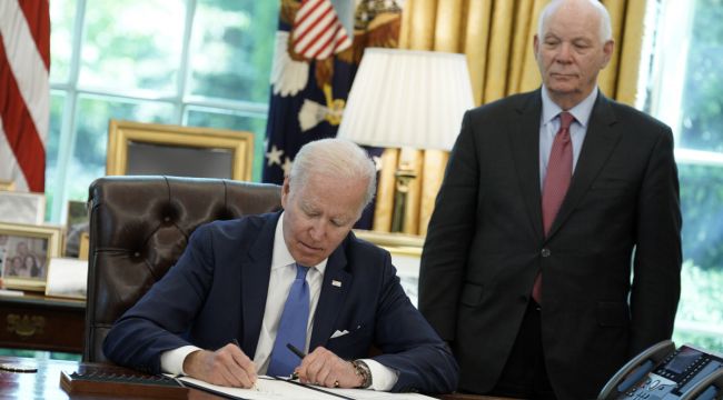 Biden “2022 Ukrayna Demokrasi Savunması Ödünç Verme ve Kiralama Yasası”nı imzaladı