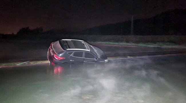 Çaydan karşıdan karşıya geçerken otomobiliyle suya sürüklendi