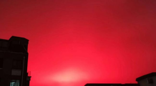 Çin'de gökyüzü kızıla boyandı